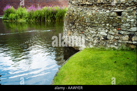 Abschnitt der römischen Mauer von London im Barbican Centre Stockfoto