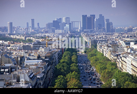 Avenue De La Grande Armee und La Defense gesehen vom Arc de Triomphe Stockfoto