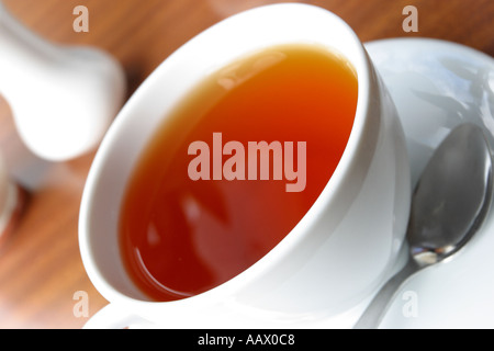 Tasse schwarzer Tee in eine weiße Tasse mit Löffel Stockfoto