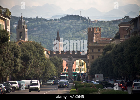 Corso Porta Nuova schaut zu den Toren des Piazza Bra Verona Italien mit den Dolomiten im Hintergrund Stockfoto