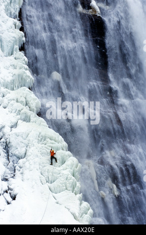Neil Gresham Eisklettern am Montmorency Falls Quebec Kanada Stockfoto