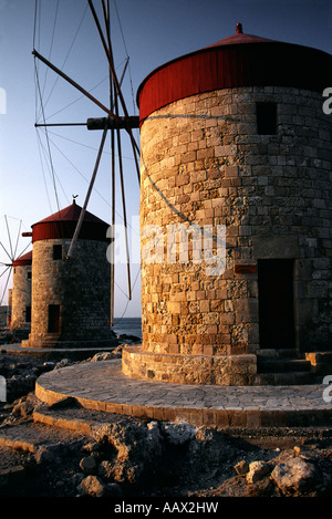 Mandraki Hafen Windmühlen in Neustadt Rhodos Griechenland Stockfoto