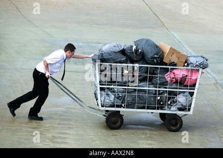 Mann schob einen Wagen voller Post Taschen in der Isle Of Wight, England, Vereinigtes Königreich Stockfoto