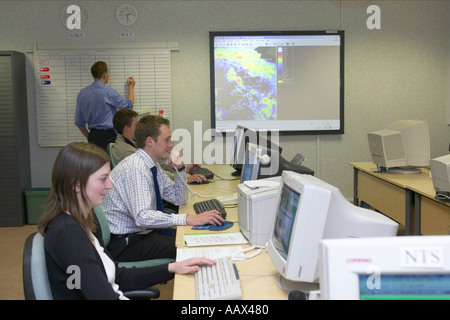 Arbeiter in der Environment Agency Fluten alert Büro England UK Stockfoto