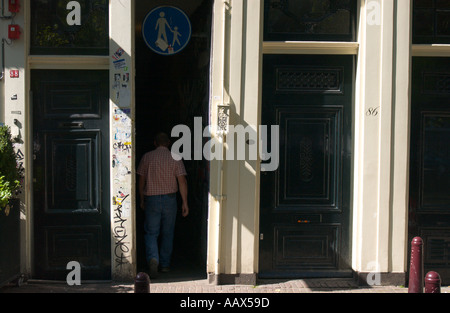 kleinen Durchgang in das Rotlichtviertel am Oudezuids Voorburgwal in Amsterdam Niederlande Stockfoto