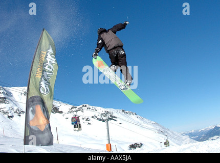 Junger Mann mit Snowboard springen Stockfoto