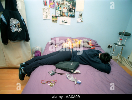 deprimiert und verärgert Teenager Mädchen liegend auf dem Bett Weinen. Stockfoto