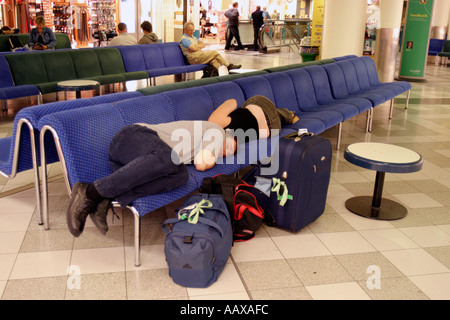 Passagiere schlafen auf dem Boden am Flughafen Gatwick wegen verzögert Urlaubsflüge. Stockfoto