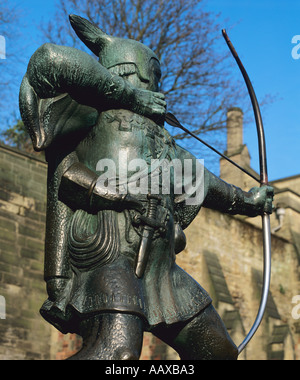 Bronzestatue der Outlaw Robin Hood außerhalb der Anlage von Nottingham Castle, UK. Stockfoto