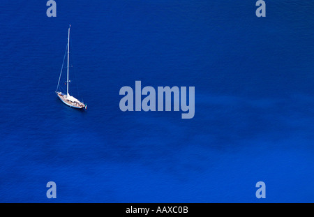 Isoliert Foto einer Yacht, verankert in der Bucht vor Myrtos Strand Kefalonia Ionischen Inseln Griechenland Mittelmeer Stockfoto