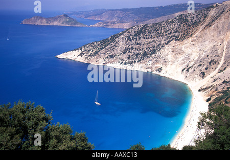 Yacht, verankert in der Bucht vor Myrtos Strand Kefalonia Ionische Inseln Griechenland Mittelmeer Stockfoto