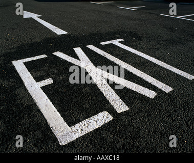 Pfeil auf asphaltierte Straße verlassen Stockfoto