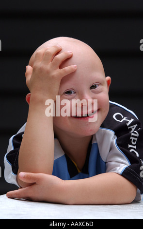 großes Lächeln nettes Kind mit Down-Syndrom-Porträt s down-Syndrom