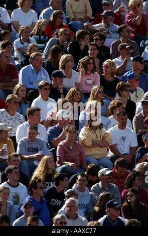 Menschen, die ein sportliches Ereignis eine Menge Leute beobachten Stockfoto