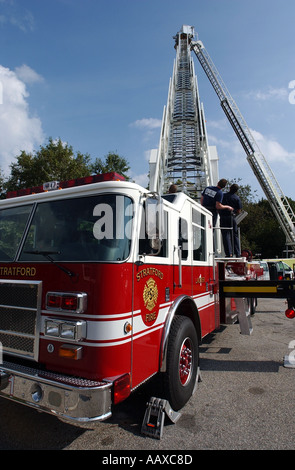 LKW Leiter LKW Feuerwehrauto mit Leiter während einer Trainingsübung Stockfoto