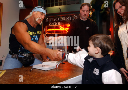 Pro-Wrestler Hulk Hogan Gruß Menschen bei einer Signierstunde für Hogan s neues Buch in Madison, CT, USA Stockfoto