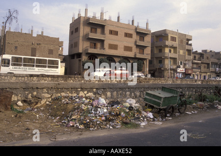 Straßenszene mit Haufen von Müll oder Abfall in Cairo-Ägypten-Nordafrika Stockfoto