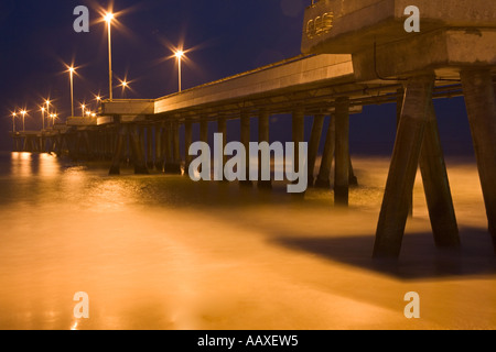 Wellen im Morgengrauen Venedig Pier Venice Beach Kalifornien Vereinigte Staaten Stockfoto