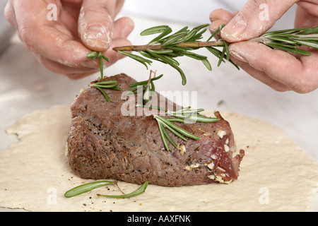 Beef Wellington Schritt für Schritt Stockfoto