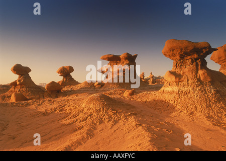 Stein-Skulpturen im Goblin Valley State Park in Utah bei Sonnenuntergang Stockfoto