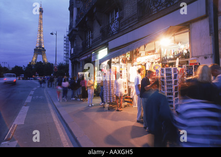 Tourist-Souvenir-Shop in Bir Hakeim in Paris in der Nacht mit Eiffelturm Stockfoto