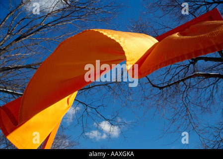 Eine Flagge aus dem Christo ausstellen 'Gates' Blowingin die Brise am Central Park. Detail von unten geschossen. Stockfoto