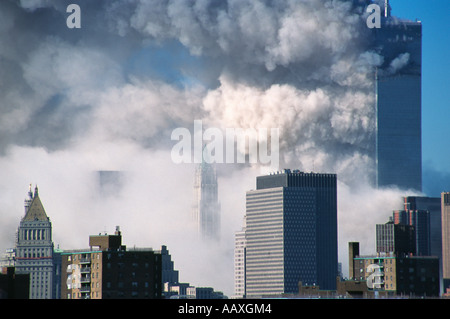 World Trade Centers auf 11. September 2001 zusammenbrechen. Der Südturm (WT2) bricht mit den Nordturm (WTC1) hinter NYC Stockfoto