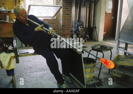 Glasmacher Orrefors vorzubereiten, Schlag roten heißen Glasmasse in feiner Kristallprodukte Stockfoto