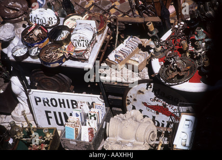 Nichtraucher / Prohibido Fumar Schild an Krimskrams stall in San Telmo Markt, Buenos Aires, Argentinien Stockfoto