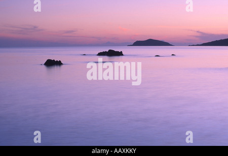 Eine stimmungsvolle Seenlandschaft in der Nähe von Sonnenuntergang Blick auf Solway Firth zum Leuchtturm auf Hestan Insel Scotland UK Stockfoto