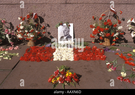 Riga 1980er JAHRE EIN baltischer Staat Teil der UdSSR. Denkmal für den Mann ein Porträtfoto von Karlis Vemanis 1936- 40 letzter Präsident eines freien Lettland. Stockfoto