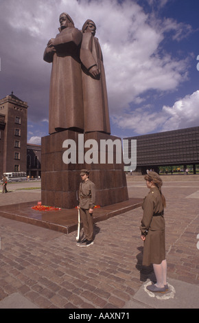 Riga Lettland. Ein baltischer Staat Teil der UdSSR. Union Red Riflemen Square Jugend Stand Wache Museum von Lettland im Hintergrund 1989 1980er Jahre Stockfoto