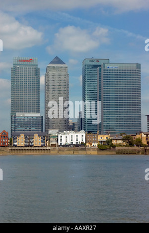 Die Türme am Canary Wharf in London in den Schatten stellen der älteren Eigenschaften am Ufer der Themse Stockfoto