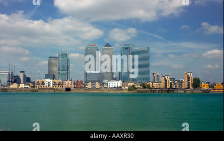 Die Türme am Canary Wharf in London in den Schatten stellen der älteren Eigenschaften am Ufer der Themse Stockfoto