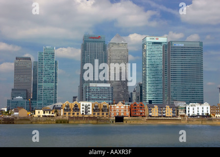 Die Türme am Canary Wharf in London in den Schatten stellen der älteren Eigenschaften am Ufer der Themse Stockfoto