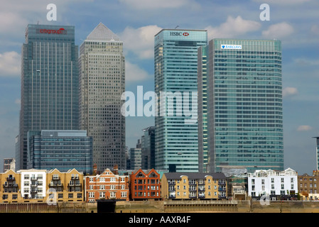 Die Türme am Canary Wharf in London in den Schatten stellen der älteren Eigenschaften am Ufer der Themse Stockfoto