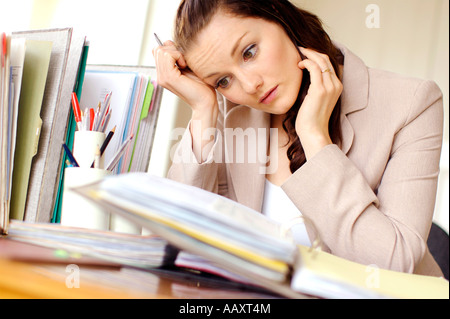 Frau im Büro betonte Stockfoto