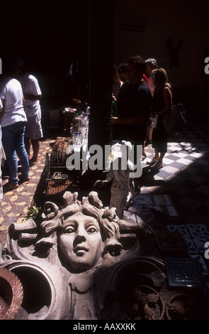 Steinskulptur auf einem brac-Stand auf dem San Telmo Antiquitätenmarkt, Buenos Aires, Argentinien Stockfoto