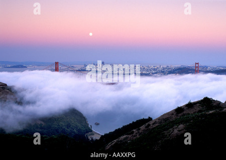 Am Abend Nebel deckt die Marin Headlands an der Golden Gate Bridge in San Francisco Kalifornien Stockfoto
