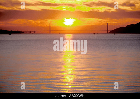Sonnenuntergang hinter der Golden Gate Bridge und den stillen Wassern der Bucht von San Francisco in Kalifornien Stockfoto