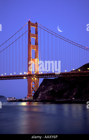 Golden Gate Bridge Tower von Sausalito mit San Francisco Bay in Kalifornien vertikale Stockfoto