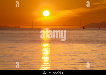 Sonnenuntergang hinter der Golden Gate Bridge und reflektieren über die Bucht von San Francisco in Kalifornien Amerika horizontale Stockfoto