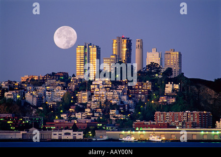 Vollmond über Telgraph Hill mit Coit Tower in San Francisco Kalifornien zeigt der waterfront Stockfoto