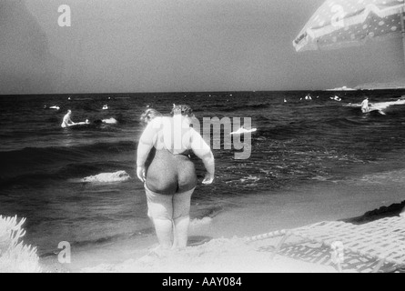 BADENDE AM MEERESSTRAND Stockfoto