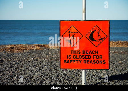 Strand geschlossen Gründen Sicherheitszeichen Stockfoto