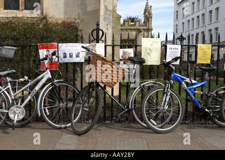 Fahrräder gegen Geländer Cambridge City angekettet Stockfoto