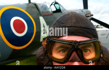 Pilot und Spitfire Flugzeug in UK Stockfoto