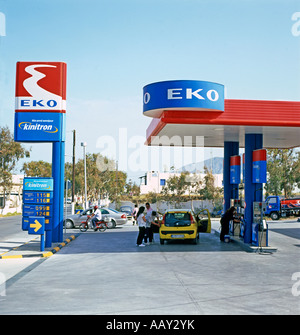 Ein Auto und Kunden auf dem Vorplatz eines Gas EKO Station in Fira, Thira, Santorini, griechische Inseln, Griechenland KATHY DEWITT Stockfoto