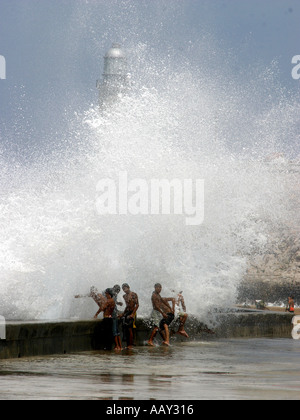 Im Zuge der Hurrikan Ivan Sept 2004 jungen direkt am Meer in der kubanischen Hauptstadt Havanna genießen Sie eine kostenlose Dusche Stockfoto