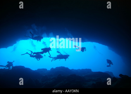 Taucher, die Eingabe von ozeanischen blaue Loch Silhouette gegen blau außerhalb Andros Island Bahamas Stockfoto